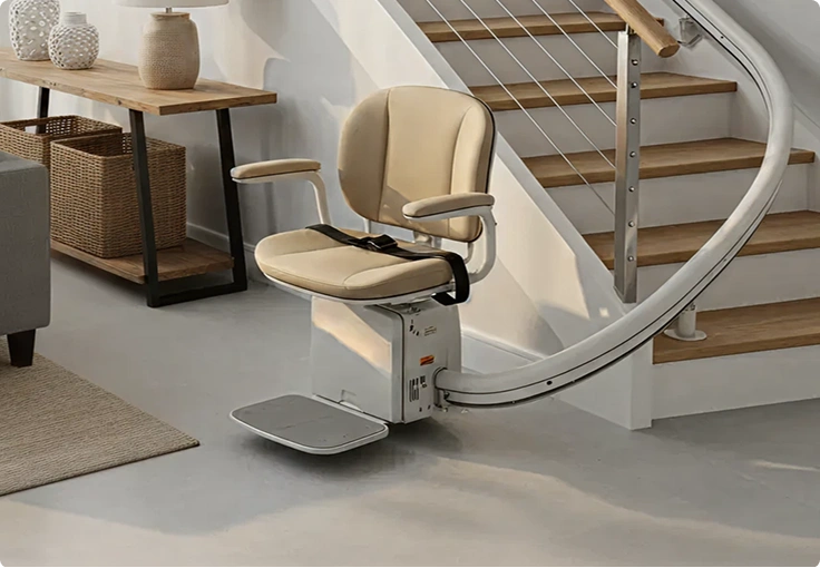 Treppenlift an einer Treppe in einem modernen Zuhause